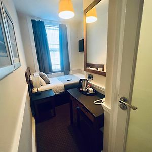 Zimmer mit Kingsize-Bett